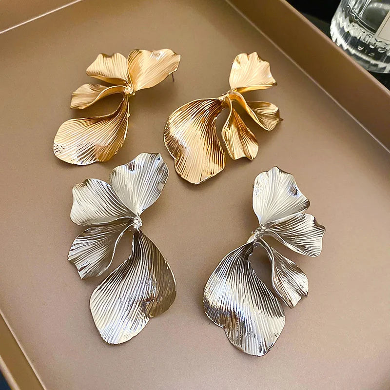 DARYAN Exaggerated Leaf Earrings